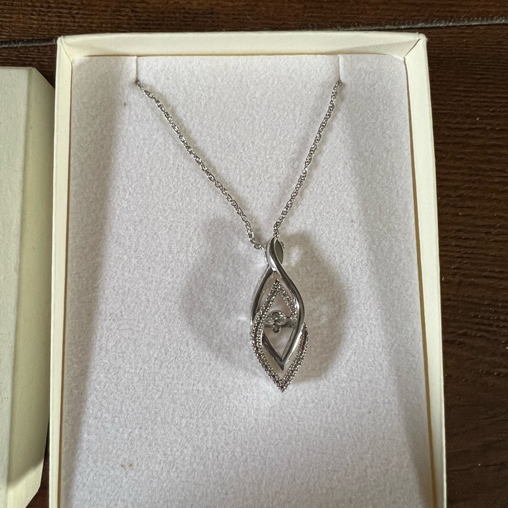 Elegant Silver Pendant Necklace